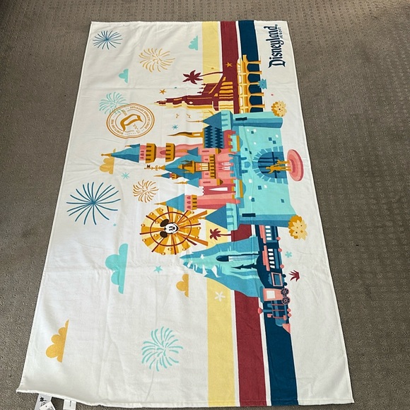 NWT Disneyland, CA Adventure large Beach Towel with Castle Design - Picture 3 of 8
